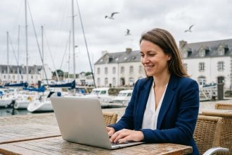 Jeune femme au café près de Lorient avec son ordinateur